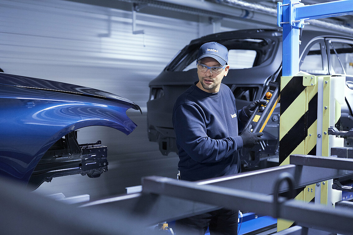 Ein Leadec-Mitarbeiter bei der Fehlersuche am Fördersystem in einer Automobilfabrik.