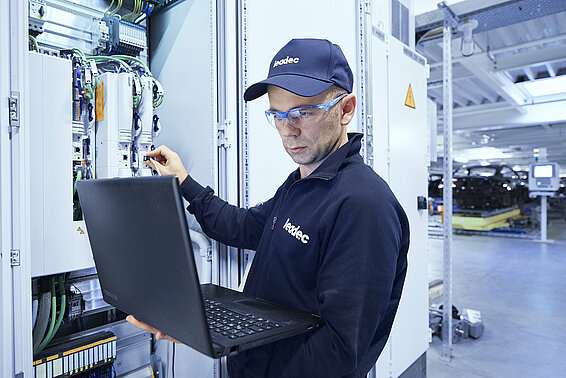 Ein Leadec-Mitarbeiter bei der Fehleranalyse und Reparatur der installierten Elektronik.