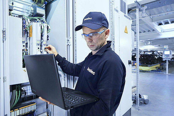 A Leadec employee analyzing faults and repairing installed electronics.