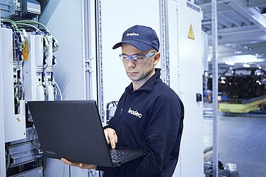 Ein Leadec-Mitarbeiter bei der Fehleranalyse und Reparatur der installierten Elektronik.