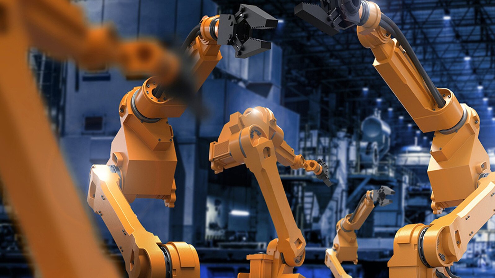 Mehrere orangenen Roboterarme vor einem dunkelblauen Fabrikhintergrund.