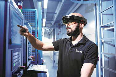 Ein Leadec-Mitarbeiter bei der intelligenten Zustandsüberwachung mit einer VR-Brille.