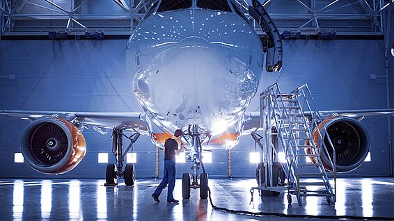 Flugzeug in einer Produktionshalle.