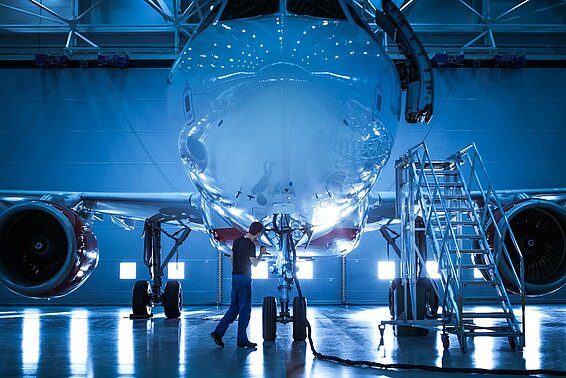 Flugzeug in einer Produktionshalle.